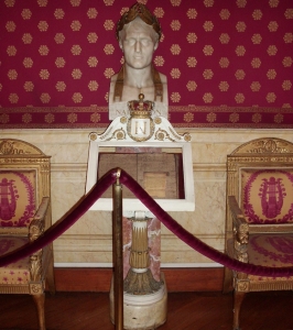 Antoine Denis Chaudet, Buste de Napoléon Ier et vitrine avec l’Acte de Baptême de l’Empereur. Ajaccio, Salon Napoléonien de l’Hôtel de Ville