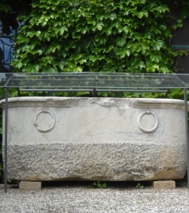 Vasca da bagno in marmo (da Montioni). Follonica (Grosseto), Villa Granducale